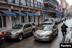 Automobili voze ulicom Bourbon nakon što je puštena u redovan saobraćaj dva dana nakon što je veteran američke vojskezabio svoj kamionet u prepunu francusku četvrt na Novu godinu u New Orleansu, La., 3. januara 2025.