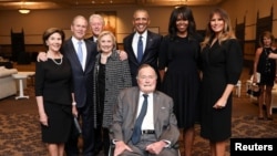 Sobiq AQSh prezidentlari va ularning rafiqalari (chapdan) Laura Bush, kichik Jorj Bush, Bil Klinton, Hillari Klinton, Barak Obama, Mishel Obama, birinchi xonim Melaniya Tramp va oldinda katta Jorj Bush Barbara Bushning dafn marosimida, Xyuston, 21-aprel, 2018-yil.