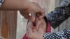 Seorang anak laki-laki menerima vaksin polio saat kampanye anti-polio di Provinsi Farah, Afghanistan, 2020. (Foto: VOA)