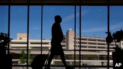 Los viajeros caminan por el Aeropuerto Internacional de Filadelfia, el miércoles 3 de julio de 2024, en Filadelfia.