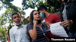 Una mujer reacciona durante una protesta frente a la embajada de Trinidad y Tobago luego de que al menos 28 personas murieran en un naufragio en la costa este de Venezuela, en Caracas, Venezuela el 15 de diciembre de 2020.
