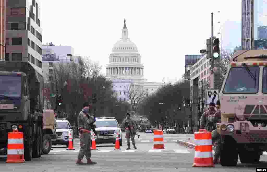 Miembros de la Guardia Nacional Resguardan el perímetro del Capitolio, en Washington DC. 17 de enero de 2021.