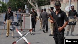 Polisi menjaga ketat sebuah pos penjagaan di dekat gedung Mahkamah Agung di Karachi, Pakistan (Foto: dok). 