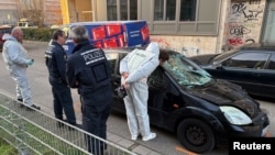 Forenzički eksperti pored automobila koji je uletio među pješake u Manhajmu, u Njemačkoj (Foto: REUTERS/Timm Reichert)