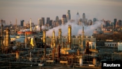 Kilang minyak Philadelphia Energy Solutions terlihat saat matahari terbenam di depan cakrawala Philadelphia di Pennsylvania, 24 Maret 2014, sebagai ilustrasi. (Foto: Reuters)