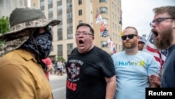 Personas protestan contra la orden de usar máscaras en lugares públicos debido al COVID-19, en Austin, Texas.