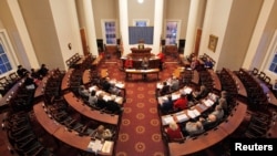 Wajumbe wa Baraza la Uchaguzi wa North Carolina wakipata maelezo juu ya kupiga kura yao