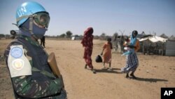 Soldat de l'UNAMID (force conjointe ONU-UA au Darfour) assurant la sécurité (10 janvier 2011)