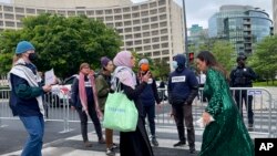 Manifestantes protestan cuando los invitados llegan a la cena de la Asociación de Corresponsales de la Casa Blanca, el 27 de abril de 2024, en Washington