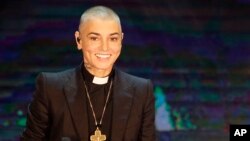 La cantante irlandesa Sinead O'Connor se presenta durante el programa de televisión estatal italiano RAI "Che Tempo che Fa", en Milán, Italia, el 5 de octubre de 2014.