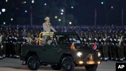 រូបឯកសារ៖ លោក Min Aung Hlaing ប្រធានក្រុមប្រឹក្សាយោធា ក្នុងពេលព្យុះហត្ថយាត្រាដើម្បីអបអរគម្រប់ខួបទី៧៩នៃទិវាកងកម្លាំងប្រដាប់អាវុធនៅទីក្រុងណៃពិដោ ប្រទេសមីយ៉ាន់ម៉ា កាលពីថ្ងៃទី២៧ ខែមីនា ឆ្នាំ២០២៤។ (AP)