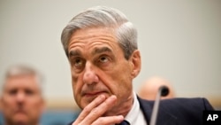 
El tono agudo de los comentarios del juez podría significar problemas para el caso de Mueller y ejercer más presión sobre el Procurador General Rosenstein para que controle la investigación.
