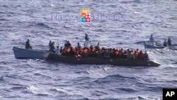 Kapal yang penuh sesak dengan para migran terlihat terapung-apung di perairan lepas pantai Lampedusa (Foto: dok).