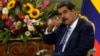 ARCHIVO - El presidente de Venezuela, Nicolás Maduro, señala mientras se reúne con el nuevo embajador de Colombia en Venezuela, en el Palacio Presidencial de Miraflores en Caracas, Venezuela, el 16 de agosto de 2023.