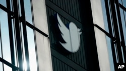 ARCHIVO - Un logotipo de Twitter afuera de las oficinas de la compañía en San Francisco, el 19 de diciembre de 2022. 
