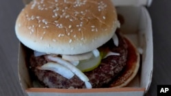 ARCHIVO - Una hamburguesa cuarto de libra de McDonald's, fotografiada el 23 de octubre de 2024, en Chicago, Estados Unidos.