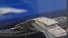 ARCHIVO - Cifras recientes sugieren que la inflación puede persistir durante algún tiempo, lo que genera preocupaciones sobre una crisis del costo de la vida, que podría alterar la política interna de los países.