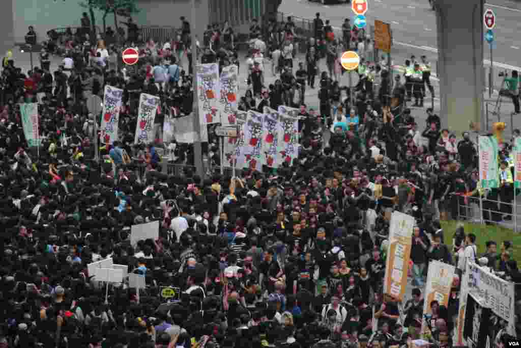 数万香港市民游行到政府总部集会抗议政府电视发牌黑箱作业(美国之音图片/海彦拍摄)