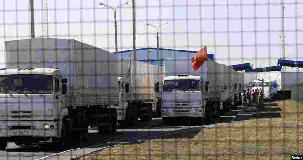Trucks from a convoy that delivered humanitarian aid for Ukraine are seen inside border crossing point "Donetsk" in Russia's Rostov Region as they move back to Russia, Aug. 23, 2014.