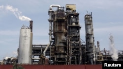 Los tanqueros también traen “insumos para reactivar la producción de gasolina en la refinería"