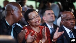 Anggota keluarga Nelson Mandela dan Presiden Afsel Jacob Zuma (kanan) menghadiri pembukaan 'Nelson Mandela Centre of Memory' di Johannesburg, Senin (18/11). 