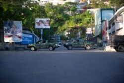 Vehículos militares bloquean la entrada a Petion Ville, el barrio donde vivía el fallecido presidente haitiano Jovenel Moise en Puerto Príncipe, Haití, el miércoles 7 de julio de 2021.
