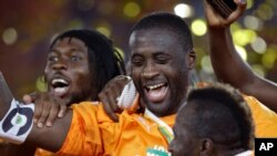 Yaya Toure de la Côte d'Ivoire jubile avec ses coéquipiers après la victoire en finale de la Coupe d'Afrique des Nations contre le Ghana à Bata, Guinée équatoriale, 8 février 2015. 