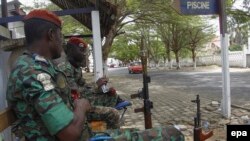 Des soldats ivoiriens surveillent la plage à Grand Bassam, Côte d'Ivoire, le 14 mars 2016.