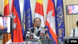 រូបឯកសារ៖ លោក ផៃ ស៊ីផាន អ្នកនាំពាក្យទីស្តីការគណៈរដ្ឋមន្រ្តី ថ្លែងក្នុងសន្និសីទស្តីពី «ព័ត៌មានក្លែងក្លាយ អន្តរាយសន្តិសុខជាតិ» នៅទីស្តីការគណៈរដ្ឋមន្រ្តី រាជធានី​ភ្នំពេញ ថ្ងៃទី២៥ ខែកក្កដា ឆ្នាំ២០១៩។ (កាន់ វិច្ឆិកា/VOA)