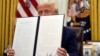 El presidente Donald Trump sostiene una orden ejecutiva firmada sobre la desclasificación y publicación de los registros relacionados con los asesinatos de los hermanos Kennedy y el reverendo Martin Luther King, Jr., la Casa Blanca, el jueves 23 de enero de 2025, en Washington. 