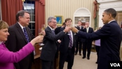 Antes de partir a sus vacaciones de fin de año junto a su familia, el presidente brindó con su equipo en la Casa Blanca.