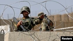Afg'on askari Britaniya harbiy inshootini qo'riqlayapti. Kobul, 5-avgust, 2014-yil.