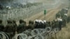 نیروهای لهستانی در منطقه‌ای مرزی مهاجران در بلاروس را تحت نظر دارند - ۲۲ آبان ۱۴۰۰