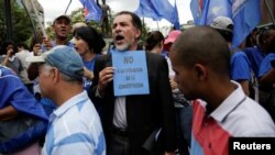 La oposición venezolana portando pancartas exhortó a no violar la Constitución.