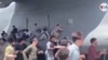 Imágenes de caos en aeropuerto de Kabul, Afganistán, el 16 de agosto de 2021. [Captura de pantalla video]