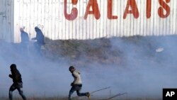 Les forces de l’ordre ont lancé du gaz lacrymogène lors d’une manifestation de soutien aux migrants à Calais, la France, 21 janvier 2016. 