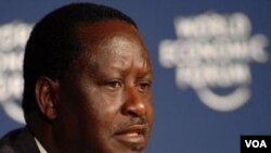 Perdana Menteri Kenya Raila Odinga berbicara pada konferensi pers, sesaat setelah keluar dari rumah sakit.