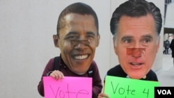 Signs at a polling place in Chicago, Illinois. (Iftikhar Hussain/VOA)