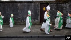 Niños vestidos como San Patricio participan anualmente en el desfile en Dublín, Irlanda.