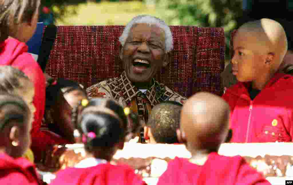 Nelson Mandela jokes with youngsters as they celebrate his 89th birthday at the Nelson Mandela Children’s Fund in Johannesburg, July 24, 2007.