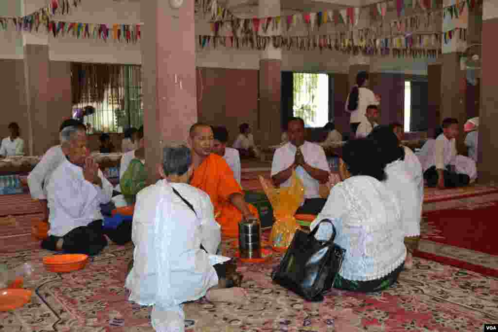 ទិដ្ឋភាពទូទៅនៅថ្ងៃកាន់បិណ្ឌទីពីរនៃពិធីបុណ្យភ្ជុំបិណ្ឌ នៅវត្តកោះ ក្នុងក្រុងភ្នំពេញ ថ្ងៃអង្គារ ទី២៦ ខែកញ្ញា ឆ្នាំ២០១៨។ (ណឹម សុភ័ក្រ្តបញ្ញា/VOA)