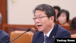 류길재 한국 통일부 장관이 8일 국회 외교통일위원회에서 열린 통일부 국정감사에서 답변하고 있다.