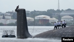 Los miembros de la tripulación trabajan en el submarino ruso de misiles de crucero de propulsión nuclear Kazán, atracado en la Bahía de La Habana, Cuba, el 12 de junio de 2024.
