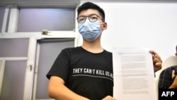 El activista prodemocracia Joshua Wong muestra el aviso de su descalificación en una conferencia de prensa en Hong Kong, el 31 de julio de 2020.
