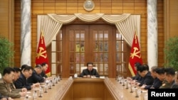 김정은 북한 국무위원장이 1일 평양에서 열린 노동당 중앙위원회 제8기 제5차 정치국회의에 참석했다고, 관영매체들이 전했다.