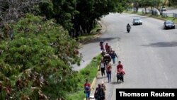 Migrantes venezolanos caminan hacia la frontera entre Venezuela y Colombia durante el brote de la enfermedad del coronavirus, en San Cristóbal. el 4 de noviembre de 2020.