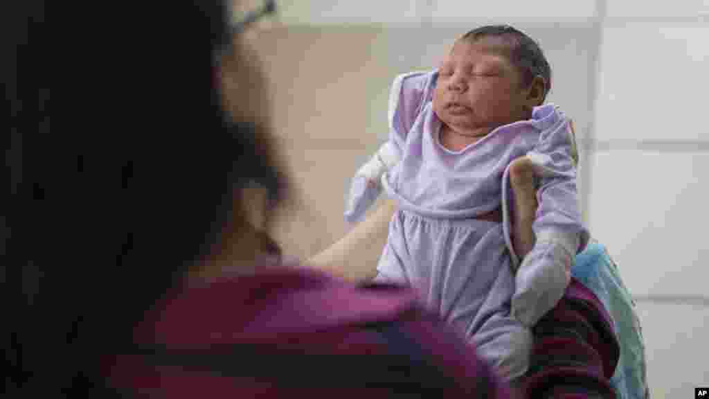 Cassiana Severino porte sa fille Melisa Vitoria, née avec une microcéphalie à l'hôpital de IMIP à Recife, dans l'Etat de Pernambuco, Brésil, 3 février 2016.