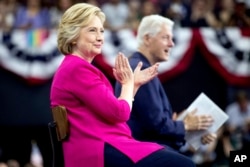 Kandidat presiden AS dari Partai Demokrat Hillary Clinton dan mantan presiden Bill Clinton tiba di Temple University di Philadelphia (29/7). (AP)