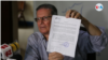 Alfredo César, representante del Partido Conservador muestra la hoja de cancelación a la personería jurídica. [Foto Houston Castillo/VOA].