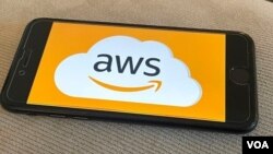 El logo de Amazon Web Services, la empresa que daba alojamiento en la web a Parler.